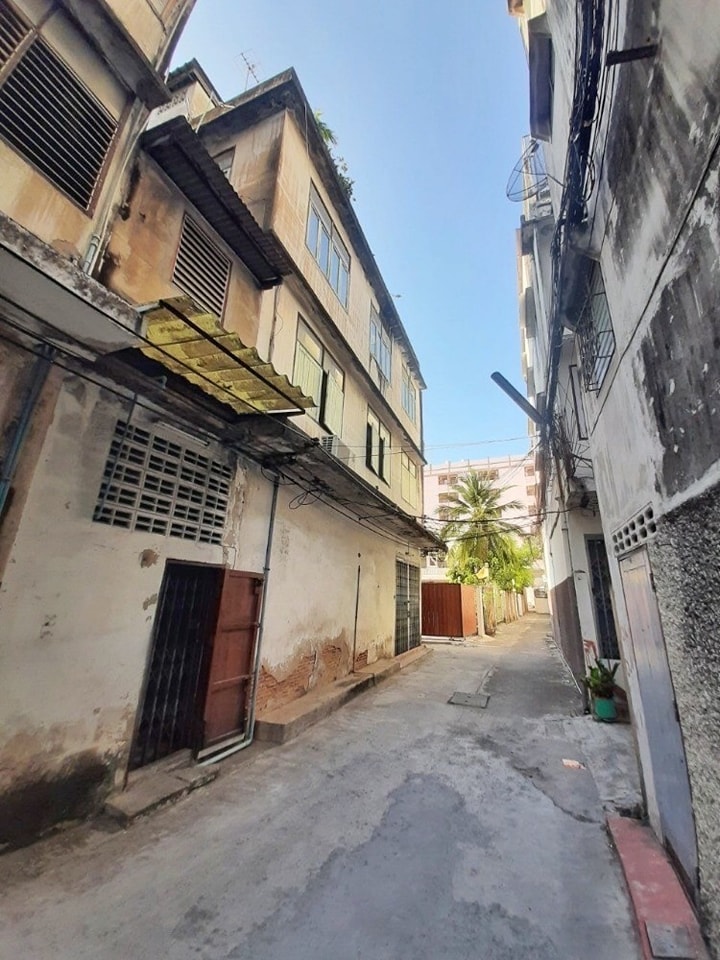 ขายอาคารพาณิชย์สยาม จุฬา สามย่าน : S-BUD01 อาคารพาณิชย์ ถนนบรรทัดทอง (ตรงข้ามโลตัสพระราม1) ขนาด 11ตร.ว.  3ชั้นครึ่ง หน้าอาคารทิศเหนือ พื้นที่ใช้สอย 150ตร.ม. 4นอน 2น้ำ 6.2ล้าน 064-959-8900