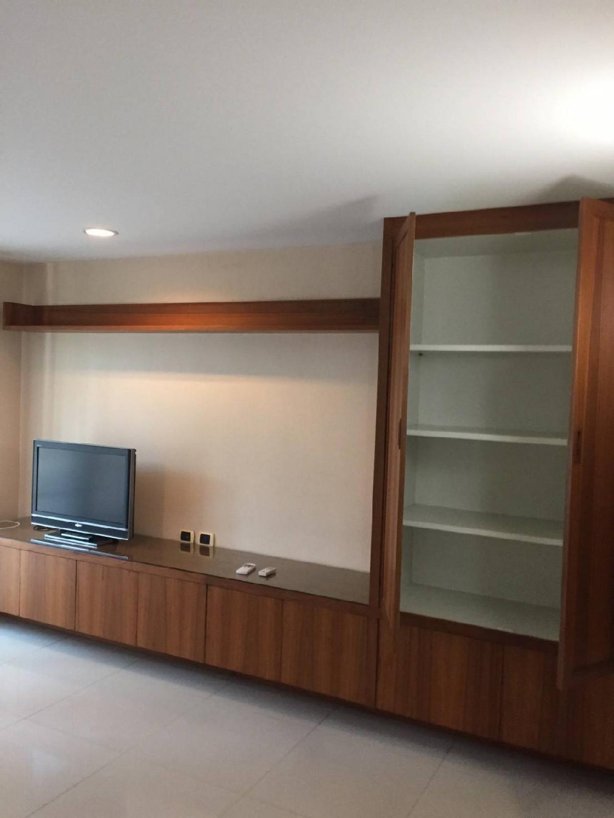 For RentCondoSilom, Saladaeng, Bangrak : 🍒Pabhada Silom Condo Pan Wat Khaek Road Accessible from two sides, Silom Road side and Sathorn Road side. Near Surasak BTS Skytrain