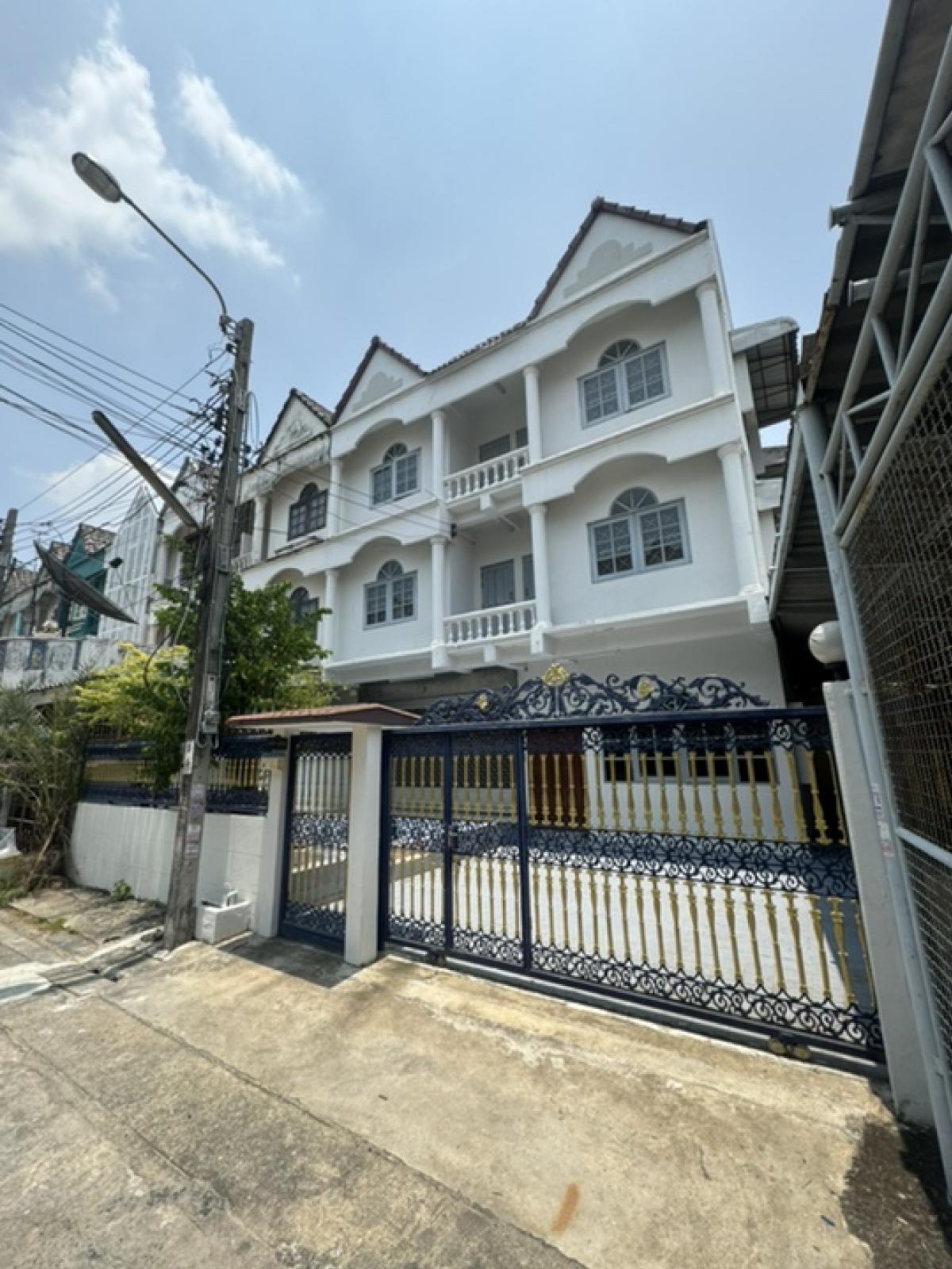 For RentTownhomePinklao, Charansanitwong : House/townhome semi-office for rent, 3 floors, corner unit, quiet, Charan 12, near BTS, very good location, has parking for many cars, can exit Itsaraphap 29, very convenient to travel, if interested call: 0922829196