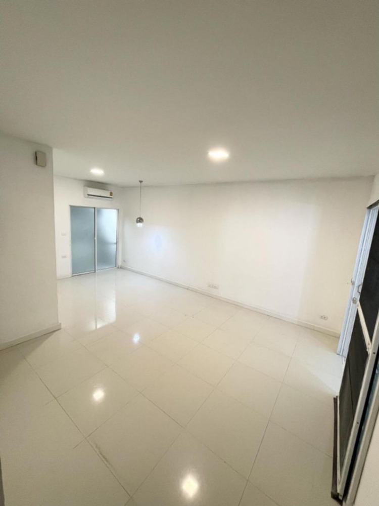 ขายทาวน์โฮมนวมินทร์ รามอินทรา : S-BSVR101 ขาย ทาวน์โฮมหมู่บ้านเบล็ส วิลล์ รามอินทรา 117 2ชั้น ทิศใต้ พื้นที่ 19.30ตร.ว. 3นอน 2น้ำ 2.49ล้าน 064-959-8900