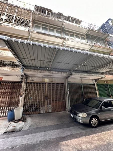 For SaleShop HouseSiam Paragon ,Chulalongkorn,Samyan : S-TKPN101  For sale 2-shophouse, Soi Kitpanich, near Chula, 4-storey, size 26 sq.wah, area 520 sqm, 5 bed 5 bath, 21 million. 064-959-8900