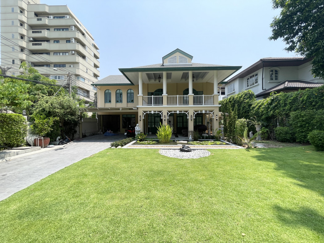 For RentHouseRatchadapisek, Huaikwang, Suttisan : Single house for rent, Wichai Rama 9 Center, Ekamai, with large garden. Near Bangkok Hospital