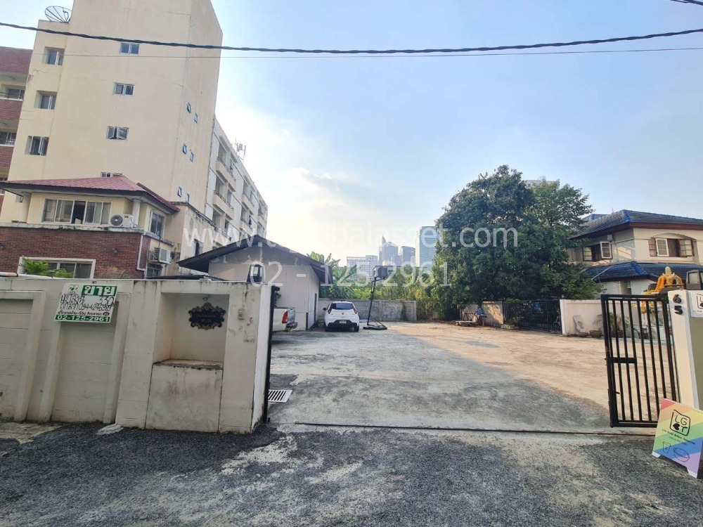 For SaleLandSukhumvit, Asoke, Thonglor : Empty land, Sukhumvit 31, area size 330 square meters.