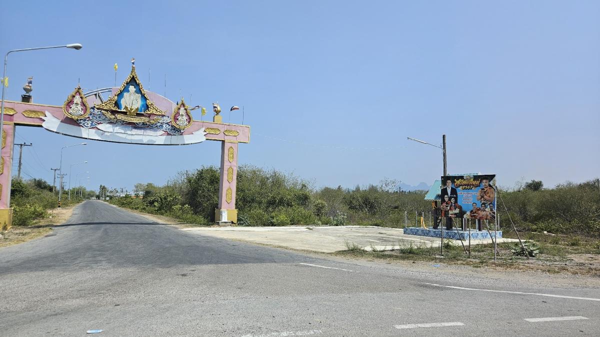 For SaleLandHuahin, Prachuap Khiri Khan, Pran Buri : Land at the entrance to Pranburi River, 4 km from the sea.