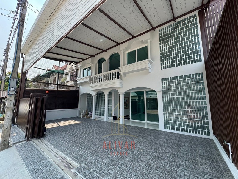 ให้เช่าโฮมออฟฟิศนวมินทร์ รามอินทรา : RB040224 ขาย/ให้เช่า บ้าน Townhome หมู่บ้านฉัตรเกล้าวิลล่า ซ.นวมินทร์ 153 สามารถทำเป็นออฟฟิศหรืออยู่อาศัยได้