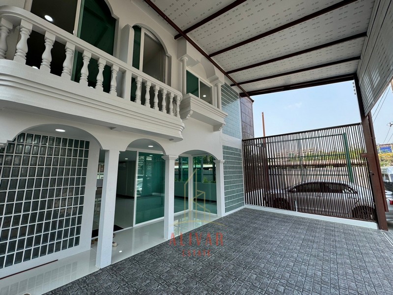 ให้เช่าโฮมออฟฟิศนวมินทร์ รามอินทรา : RB040224 ขาย/ให้เช่า บ้าน Townhome หมู่บ้านฉัตรเกล้าวิลล่า ซ.นวมินทร์ 153 สามารถทำเป็นออฟฟิศหรืออยู่อาศัยได้