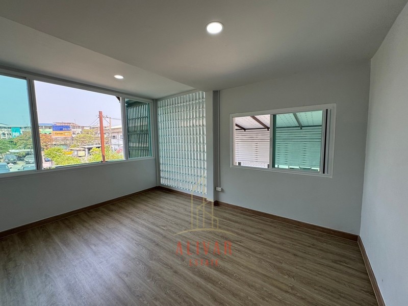 ให้เช่าโฮมออฟฟิศนวมินทร์ รามอินทรา : RB040224 ขาย/ให้เช่า บ้าน Townhome หมู่บ้านฉัตรเกล้าวิลล่า ซ.นวมินทร์ 153 สามารถทำเป็นออฟฟิศหรืออยู่อาศัยได้