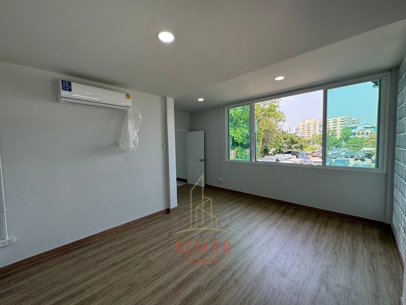 ให้เช่าโฮมออฟฟิศนวมินทร์ รามอินทรา : RB040224 ขาย/ให้เช่า บ้าน Townhome หมู่บ้านฉัตรเกล้าวิลล่า ซ.นวมินทร์ 153 สามารถทำเป็นออฟฟิศหรืออยู่อาศัยได้