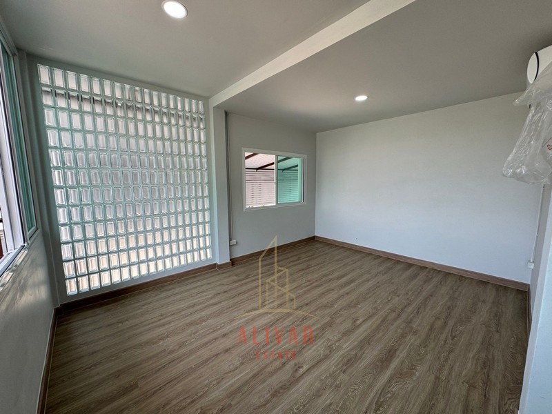 ให้เช่าโฮมออฟฟิศนวมินทร์ รามอินทรา : RB040224 ขาย/ให้เช่า บ้าน Townhome หมู่บ้านฉัตรเกล้าวิลล่า ซ.นวมินทร์ 153 สามารถทำเป็นออฟฟิศหรืออยู่อาศัยได้