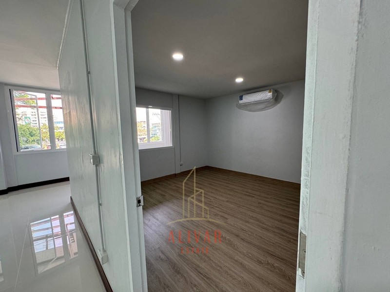 ให้เช่าโฮมออฟฟิศนวมินทร์ รามอินทรา : RB040224 ขาย/ให้เช่า บ้าน Townhome หมู่บ้านฉัตรเกล้าวิลล่า ซ.นวมินทร์ 153 สามารถทำเป็นออฟฟิศหรืออยู่อาศัยได้