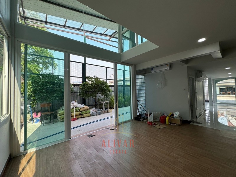 ให้เช่าโฮมออฟฟิศนวมินทร์ รามอินทรา : RB040224 ขาย/ให้เช่า บ้าน Townhome หมู่บ้านฉัตรเกล้าวิลล่า ซ.นวมินทร์ 153 สามารถทำเป็นออฟฟิศหรืออยู่อาศัยได้