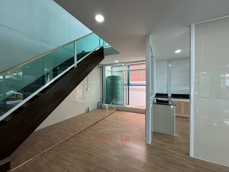 ให้เช่าโฮมออฟฟิศนวมินทร์ รามอินทรา : RB040224 ขาย/ให้เช่า บ้าน Townhome หมู่บ้านฉัตรเกล้าวิลล่า ซ.นวมินทร์ 153 สามารถทำเป็นออฟฟิศหรืออยู่อาศัยได้