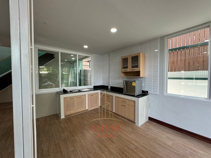 ให้เช่าโฮมออฟฟิศนวมินทร์ รามอินทรา : RB040224 ขาย/ให้เช่า บ้าน Townhome หมู่บ้านฉัตรเกล้าวิลล่า ซ.นวมินทร์ 153 สามารถทำเป็นออฟฟิศหรืออยู่อาศัยได้