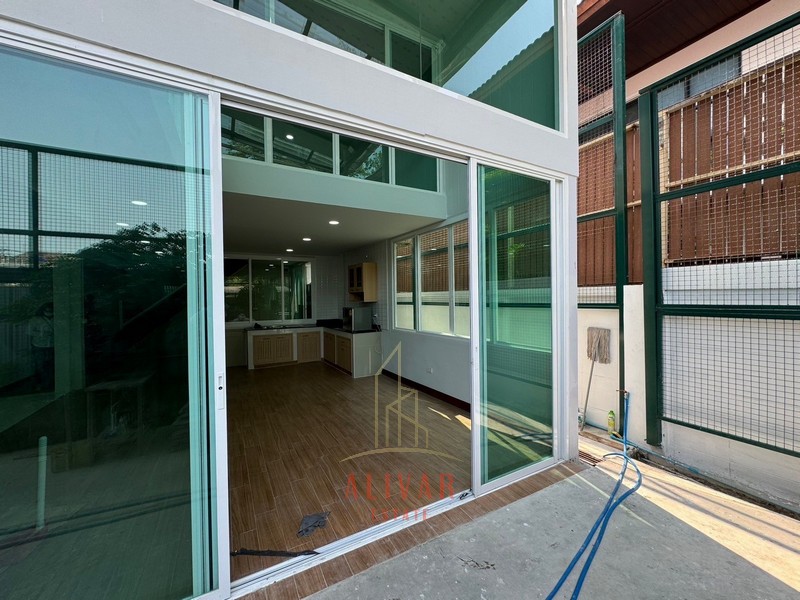 ให้เช่าโฮมออฟฟิศนวมินทร์ รามอินทรา : RB040224 ขาย/ให้เช่า บ้าน Townhome หมู่บ้านฉัตรเกล้าวิลล่า ซ.นวมินทร์ 153 สามารถทำเป็นออฟฟิศหรืออยู่อาศัยได้