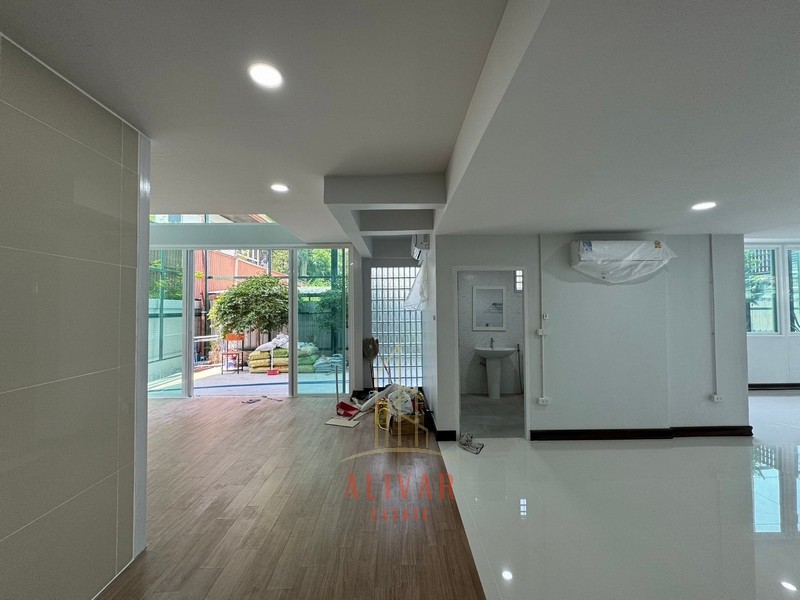 ให้เช่าโฮมออฟฟิศนวมินทร์ รามอินทรา : RB040224 ขาย/ให้เช่า บ้าน Townhome หมู่บ้านฉัตรเกล้าวิลล่า ซ.นวมินทร์ 153 สามารถทำเป็นออฟฟิศหรืออยู่อาศัยได้