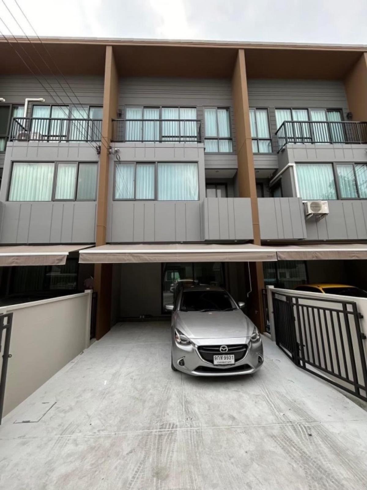 For RentTownhomeNawamin, Ramindra : 28,000.- 3-story townhome with house furniture Phahon-Ramintra Thep Rak Line Near the new Big C Saphan Sai Skytrain There are restaurants in the streets.