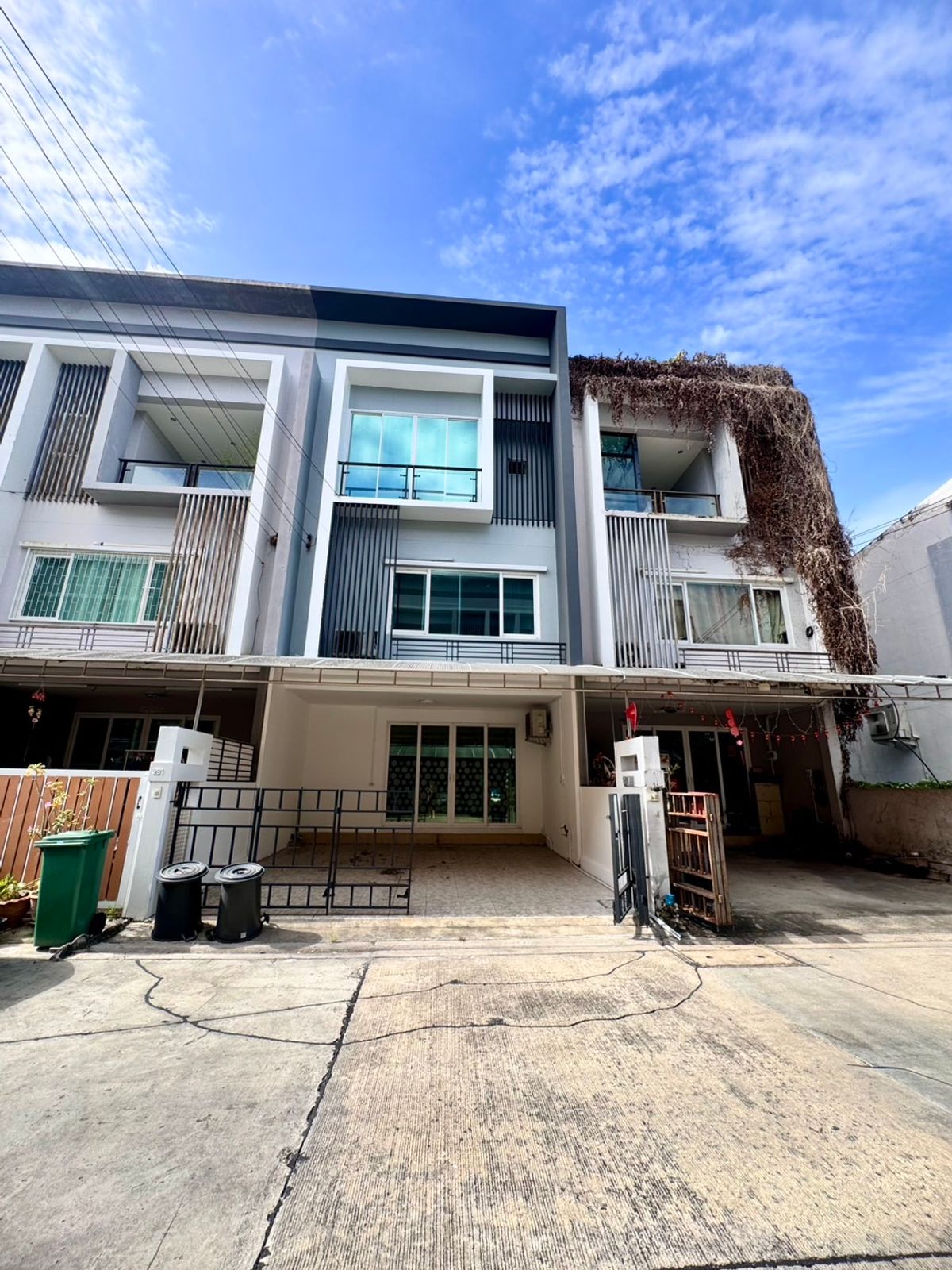 ให้เช่าทาวน์โฮมพัฒนาการ ศรีนครินทร์ : ให้เช่า ทาวน์โฮม 3 ชั้น หมู่บ้านดิเอ็กซ์คลูซีฟ ซ.พัฒนาการ 44  (N.971)