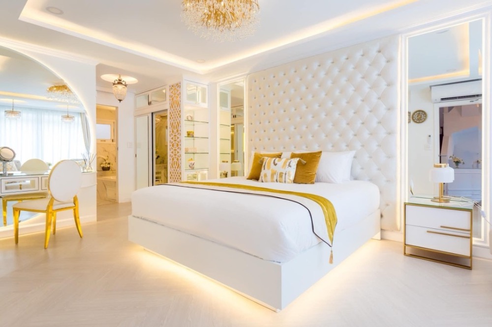 ให้เช่าทาวน์โฮมโชคชัย4 ลาดพร้าว71 : #ให้เช่าบ้านสวยหรู ตกแต่งใหม่ หลังเซ็นทรัลอีสวิล  Luxury Newly Decorated Private Home in Great Location available for Rental  Rent at 119,000 per month