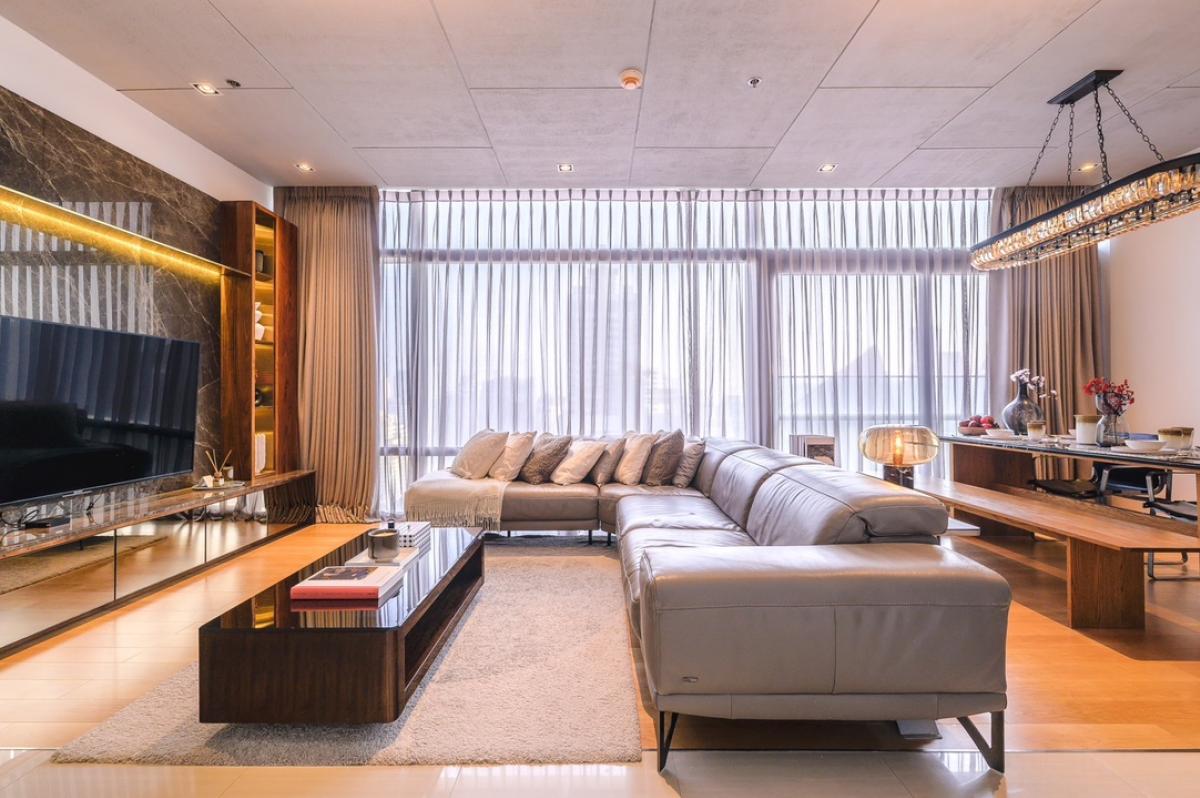 ขายคอนโดพระราม 9 เพชรบุรีตัดใหม่ RCA : 📢👇📢👇Sell with tenant til April 2026( rental price 80k)Nice deco unit, nice modern import furniture, good location, easily traveling in many routes, ready to move in.