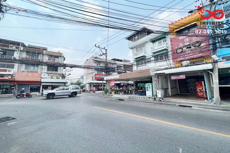 For SaleShop HouseRatchadapisek, Huaikwang, Suttisan : Commercial building for sale, 3.5 floors, 20.5 square meters, very good location, Pracharat Bamphen Road, near MRT Huai Khwang.