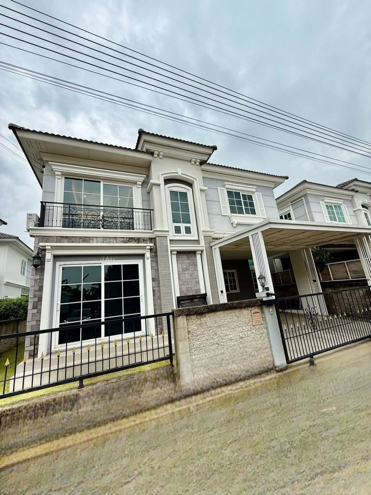 For RentHouseNawamin, Ramindra : 90,000.- Detached house behind the Granio Ram Inthra Project- Beautiful Garden Ring Road, near Fashion Island Along the motorway, convenient to travel.