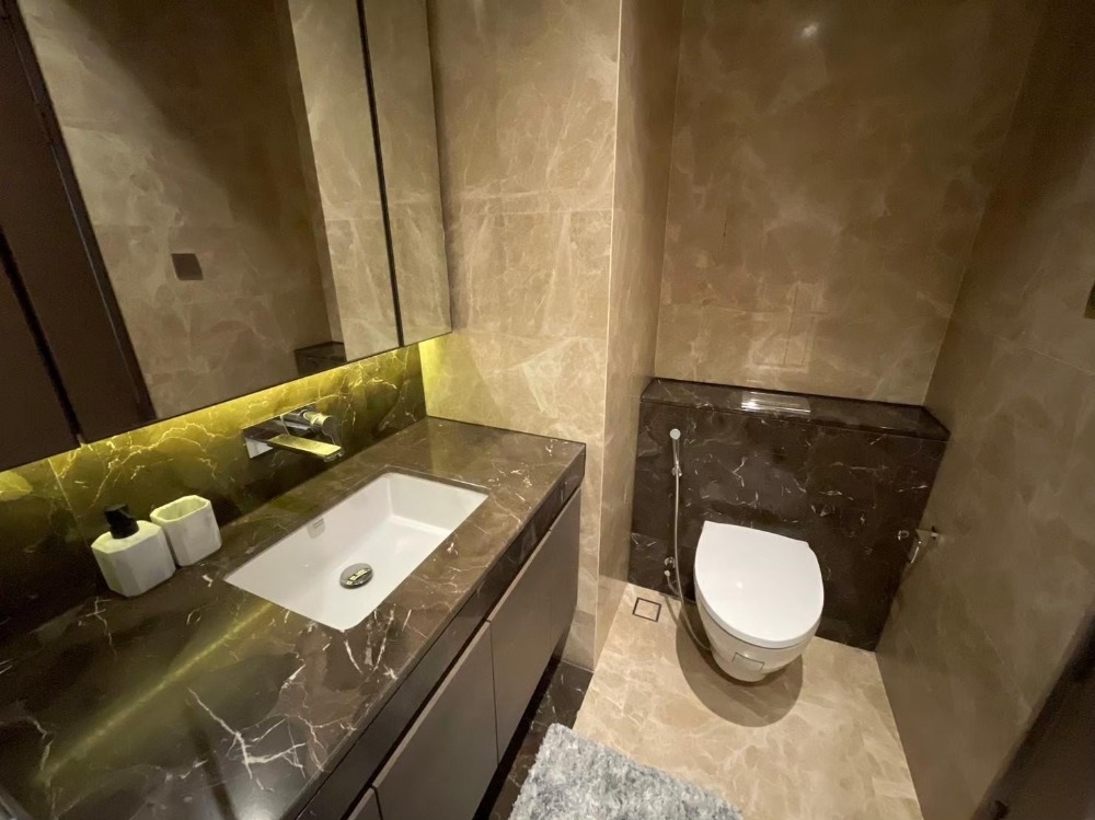 For RentCondoWitthayu, Chidlom, Langsuan, Ploenchit : For rent, 2 bedrooms, fully furnished, ready to move in, new room in the heart of the city on Chidlom Road.