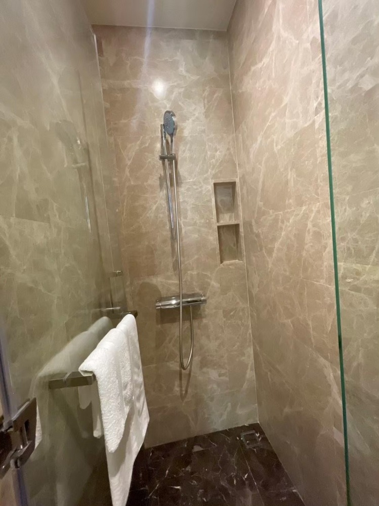 For RentCondoWitthayu, Chidlom, Langsuan, Ploenchit : For rent, 2 bedrooms, fully furnished, ready to move in, new room in the heart of the city on Chidlom Road.