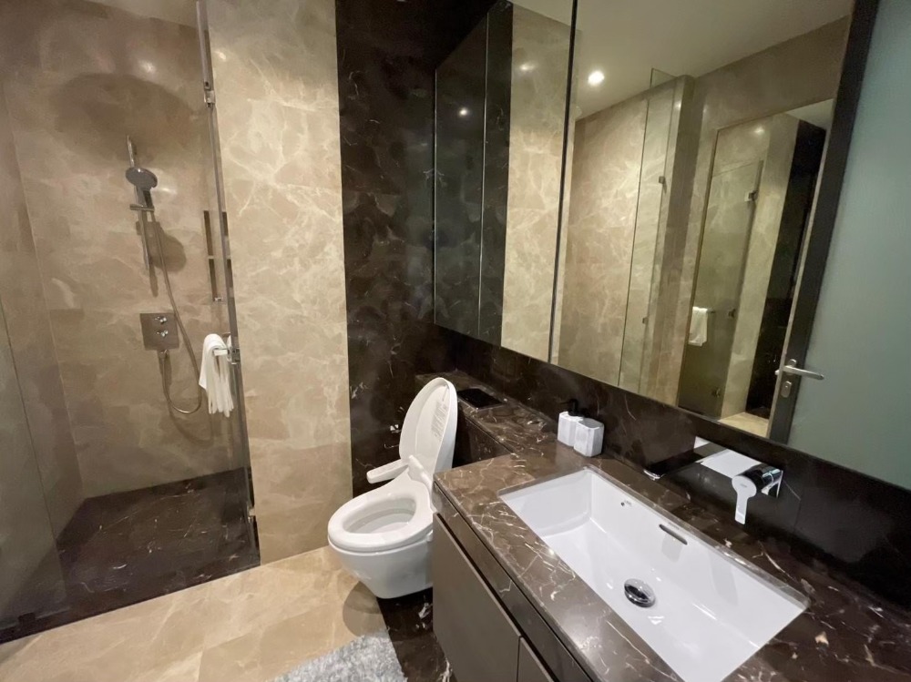 For RentCondoWitthayu, Chidlom, Langsuan, Ploenchit : For rent, 2 bedrooms, fully furnished, ready to move in, new room in the heart of the city on Chidlom Road.