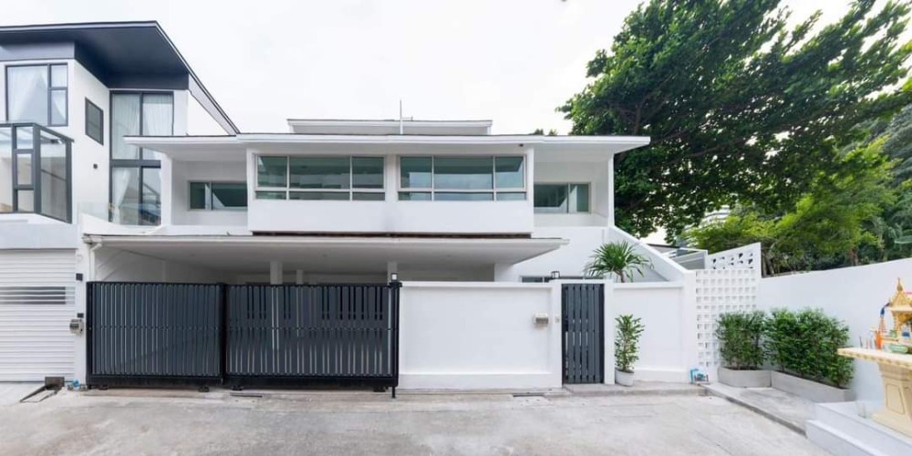 For SaleTownhomeSukhumvit, Asoke, Thonglor : Townhome for sale, 3 floors, 48 ​​sq m, Soi Sukhumvit, good location, only 1 minute to NIST International School and 5 minutes to BTS Asoke.