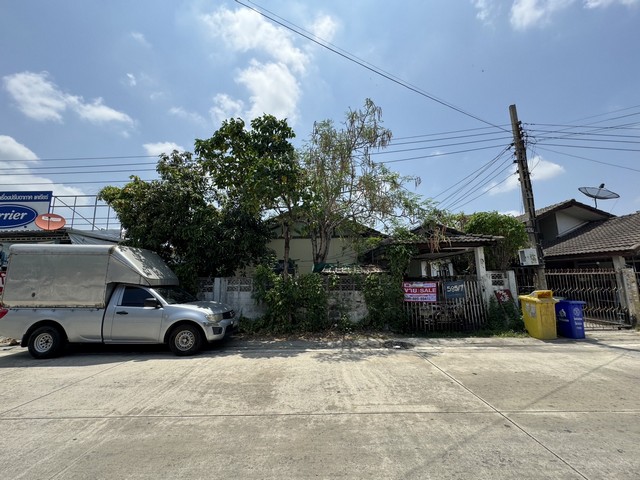 For SaleLandSamut Prakan,Samrong : Land for sale with house, Thepanivet Village, special cheap price