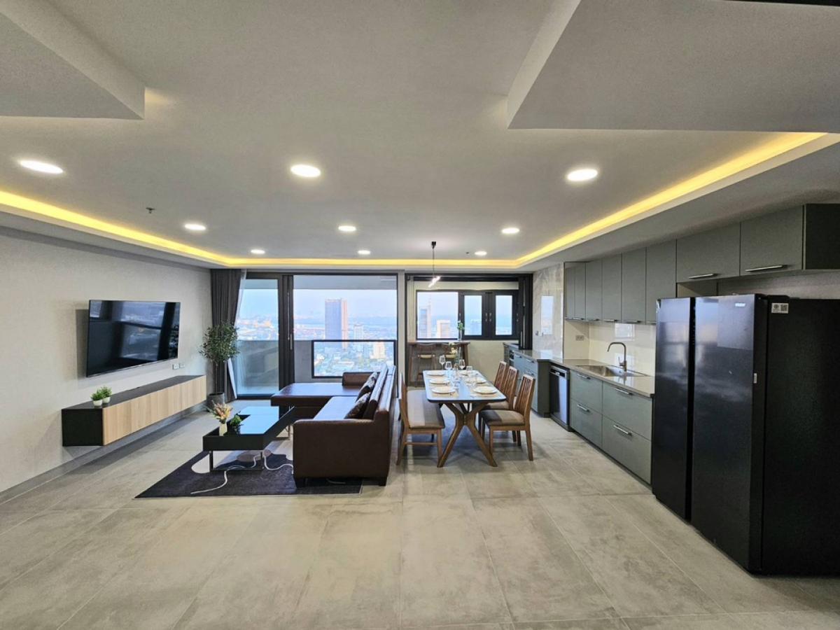 For SaleCondoSukhumvit, Asoke, Thonglor : 📢👇 Sell with tenant til June 2026
DON’T MISS IT Another unaffected building from the incident, just renovated whole unit, 3 beds, walkable to BTS Phromphong , big balcony with river and city view