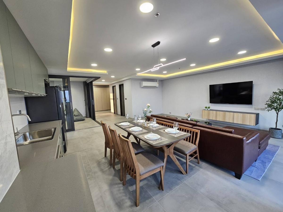 For SaleCondoSukhumvit, Asoke, Thonglor : 📢👇 Sell with tenant til June 2026
DON’T MISS IT Another unaffected building from the incident, just renovated whole unit, 3 beds, walkable to BTS Phromphong , big balcony with river and city view