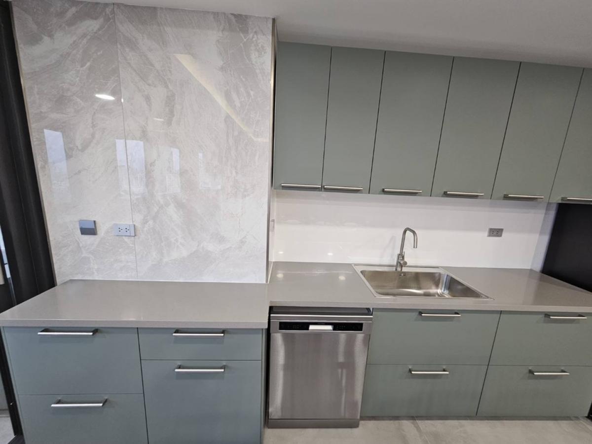 For SaleCondoSukhumvit, Asoke, Thonglor : 📢👇 Sell with tenant til June 2026
DON’T MISS IT Another unaffected building from the incident, just renovated whole unit, 3 beds, walkable to BTS Phromphong , big balcony with river and city view