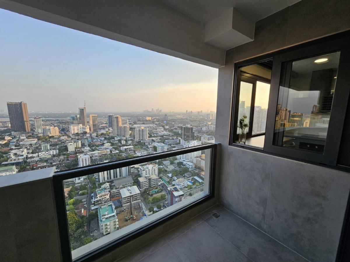 For SaleCondoSukhumvit, Asoke, Thonglor : 📢👇 Sell with tenant til June 2026
DON’T MISS IT Another unaffected building from the incident, just renovated whole unit, 3 beds, walkable to BTS Phromphong , big balcony with river and city view