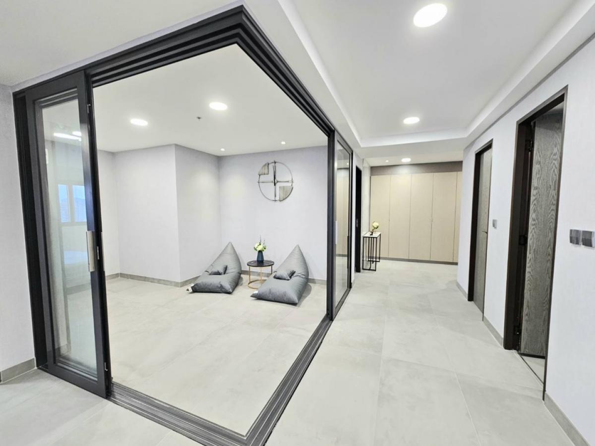 For SaleCondoSukhumvit, Asoke, Thonglor : 📢👇 Sell with tenant til June 2026
DON’T MISS IT Another unaffected building from the incident, just renovated whole unit, 3 beds, walkable to BTS Phromphong , big balcony with river and city view