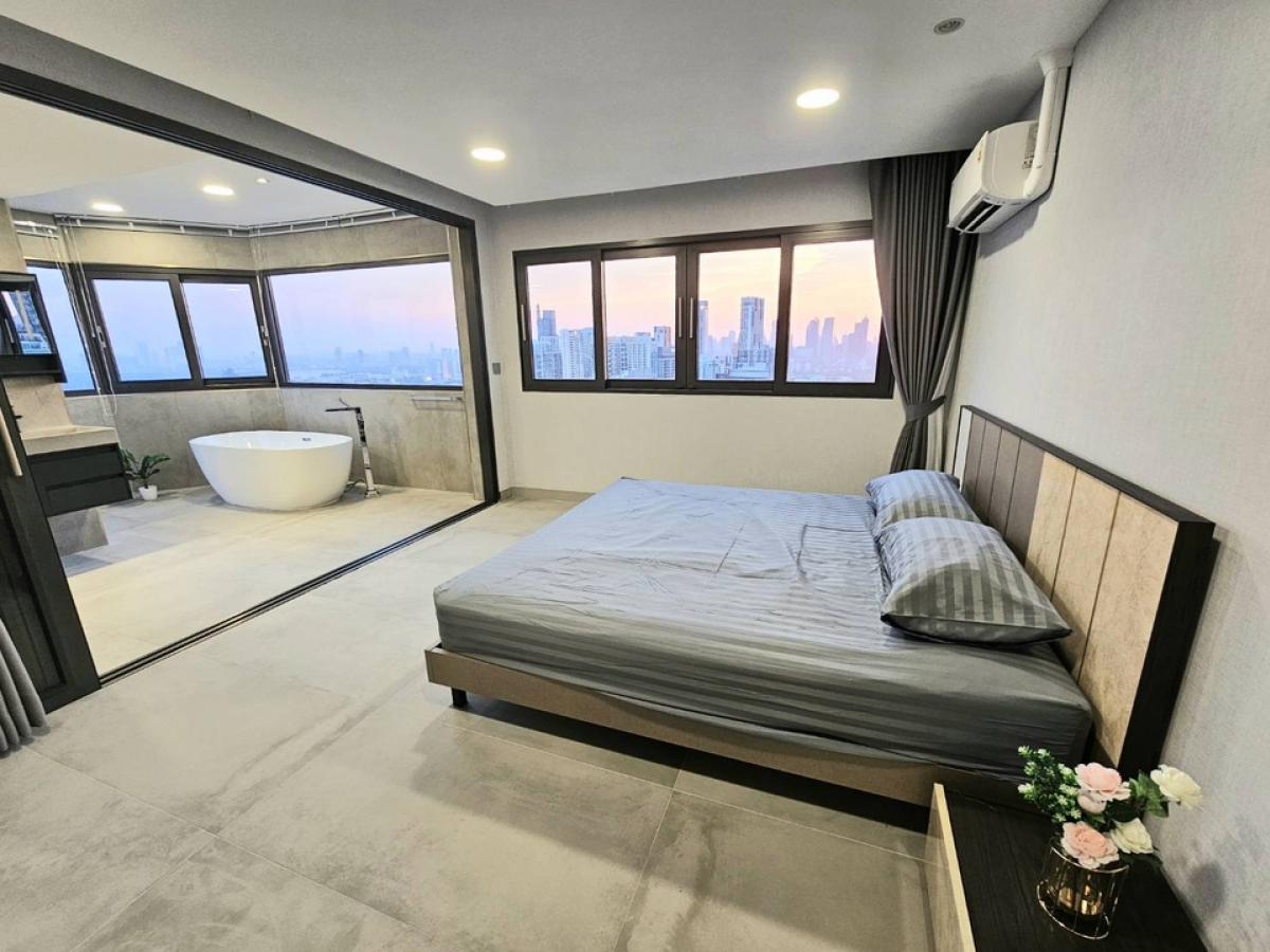 For SaleCondoSukhumvit, Asoke, Thonglor : 📢👇 Sell with tenant til June 2026
DON’T MISS IT Another unaffected building from the incident, just renovated whole unit, 3 beds, walkable to BTS Phromphong , big balcony with river and city view