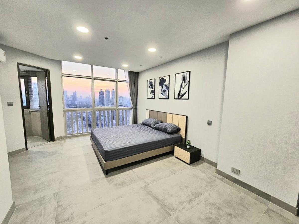 For SaleCondoSukhumvit, Asoke, Thonglor : 📢👇 Sell with tenant til June 2026
DON’T MISS IT Another unaffected building from the incident, just renovated whole unit, 3 beds, walkable to BTS Phromphong , big balcony with river and city view