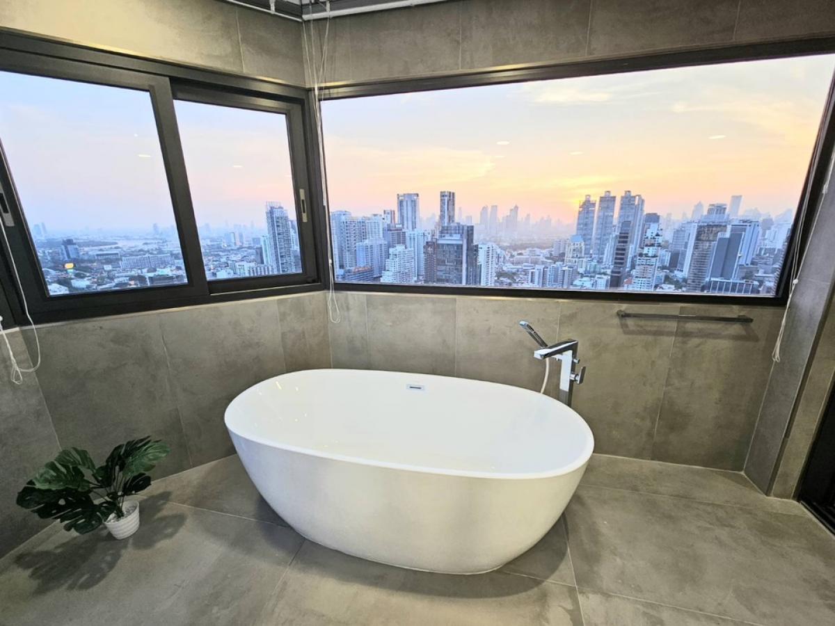 For SaleCondoSukhumvit, Asoke, Thonglor : 📢👇 Sell with tenant til June 2026
DON’T MISS IT Another unaffected building from the incident, just renovated whole unit, 3 beds, walkable to BTS Phromphong , big balcony with river and city view