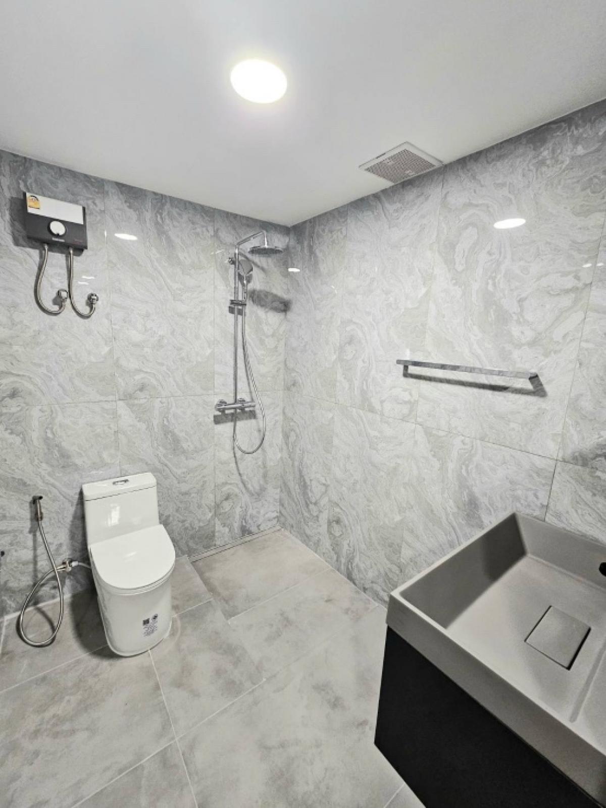 For SaleCondoSukhumvit, Asoke, Thonglor : 📢👇 Sell with tenant til June 2026
DON’T MISS IT Another unaffected building from the incident, just renovated whole unit, 3 beds, walkable to BTS Phromphong , big balcony with river and city view