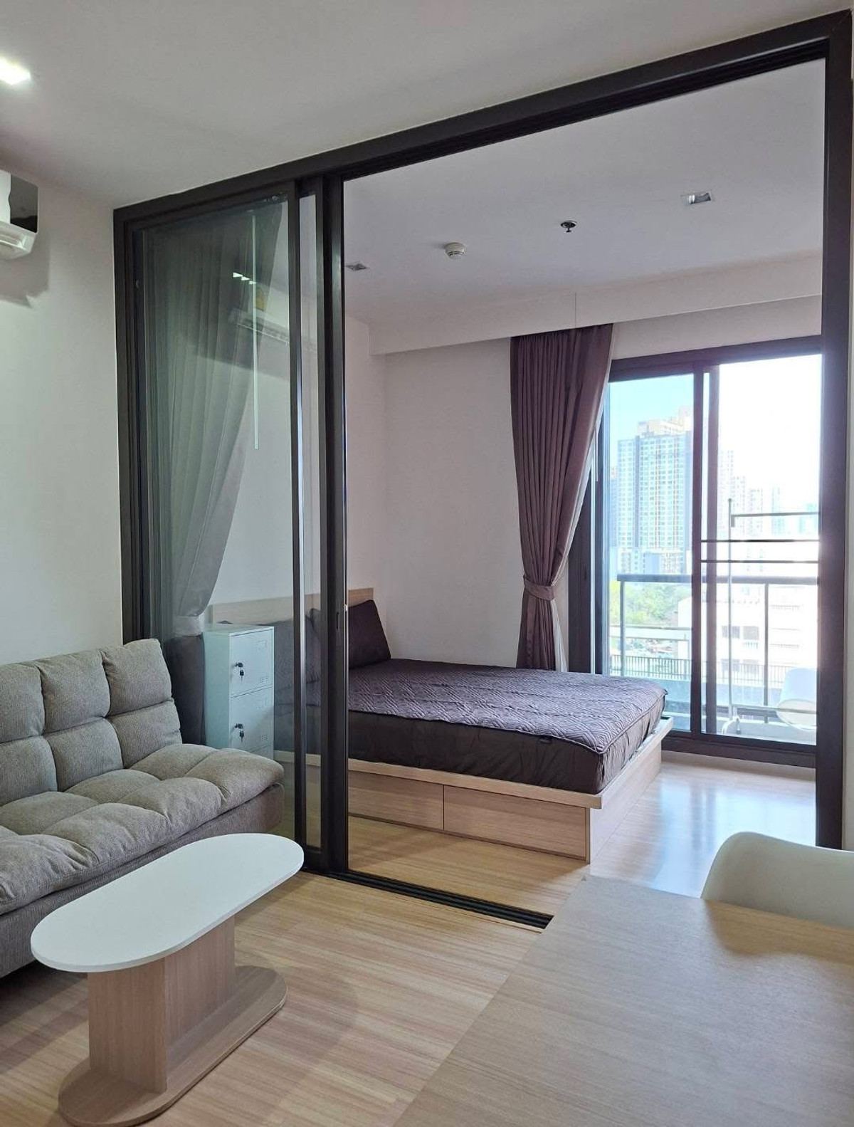 For RentCondoSapankwai,Jatujak : ★ M Jatujak ★ 29 sq m., 9 th floor (1 bedroom, 1 bathroom), ★ Pet friendly ★ Near MRT Kamphaeng Phet 350 m. and BTS Mo Chit ★ Near Chatuchak Park ★ Many amenities ★ Complete electrical appliances
