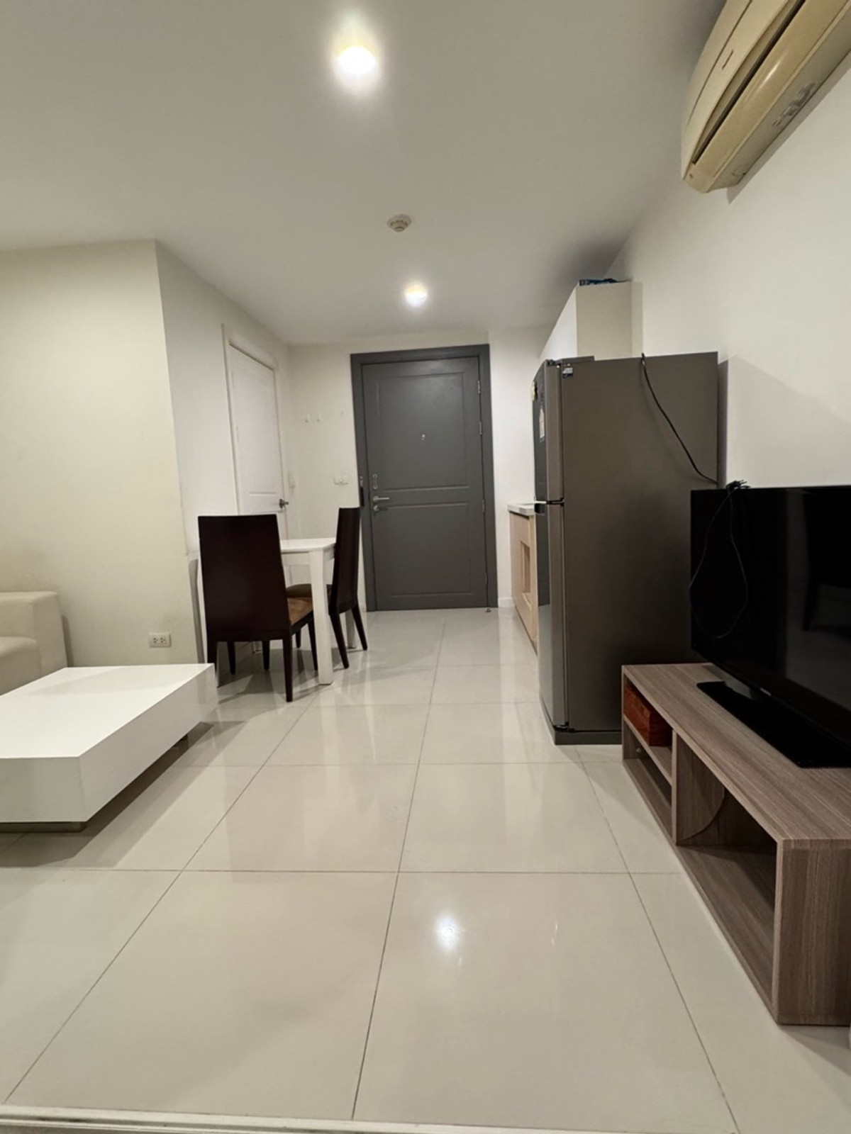 For RentCondoPattanakan, Srinakarin : ✅ NEW 📍9,000 .-/ Swimming pool view, size 37 sq.m., New 1, 1 water, condo, Ilime, beautiful room, comfortable furniture Complete electrical appliances with washing machine, Aunt Mam Tel: 0992982923 Lineid: 0644740951 CH2/3