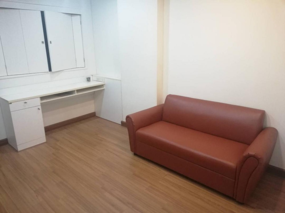 For RentCondoSathorn, Narathiwat : Condo for rent, fully furnished, 1 bedroom, 1 bathroom, size 42 square meters, 9th floor, Lumpini Place Narathiwas Ratchanakarin.