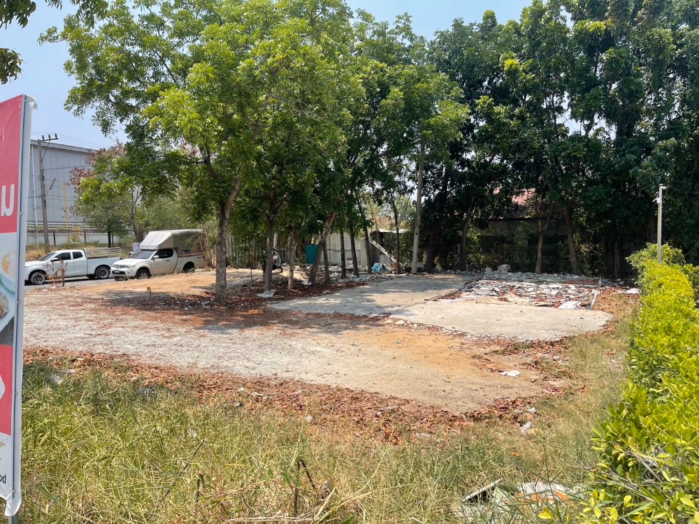 For RentLandSamut Prakan,Samrong : Vacant land for rent in Bang Phli Next to Hardware House, opposite Chularat 3 Hospital. There are a lot of people coming in and out.