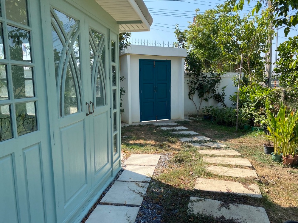 For SaleHouseAng Thong : House for sale with a resort atmosphere, has a pond, lots of fish in the pond, trees, various kinds of fruit, ready to move in, perfect for living. or cafe business