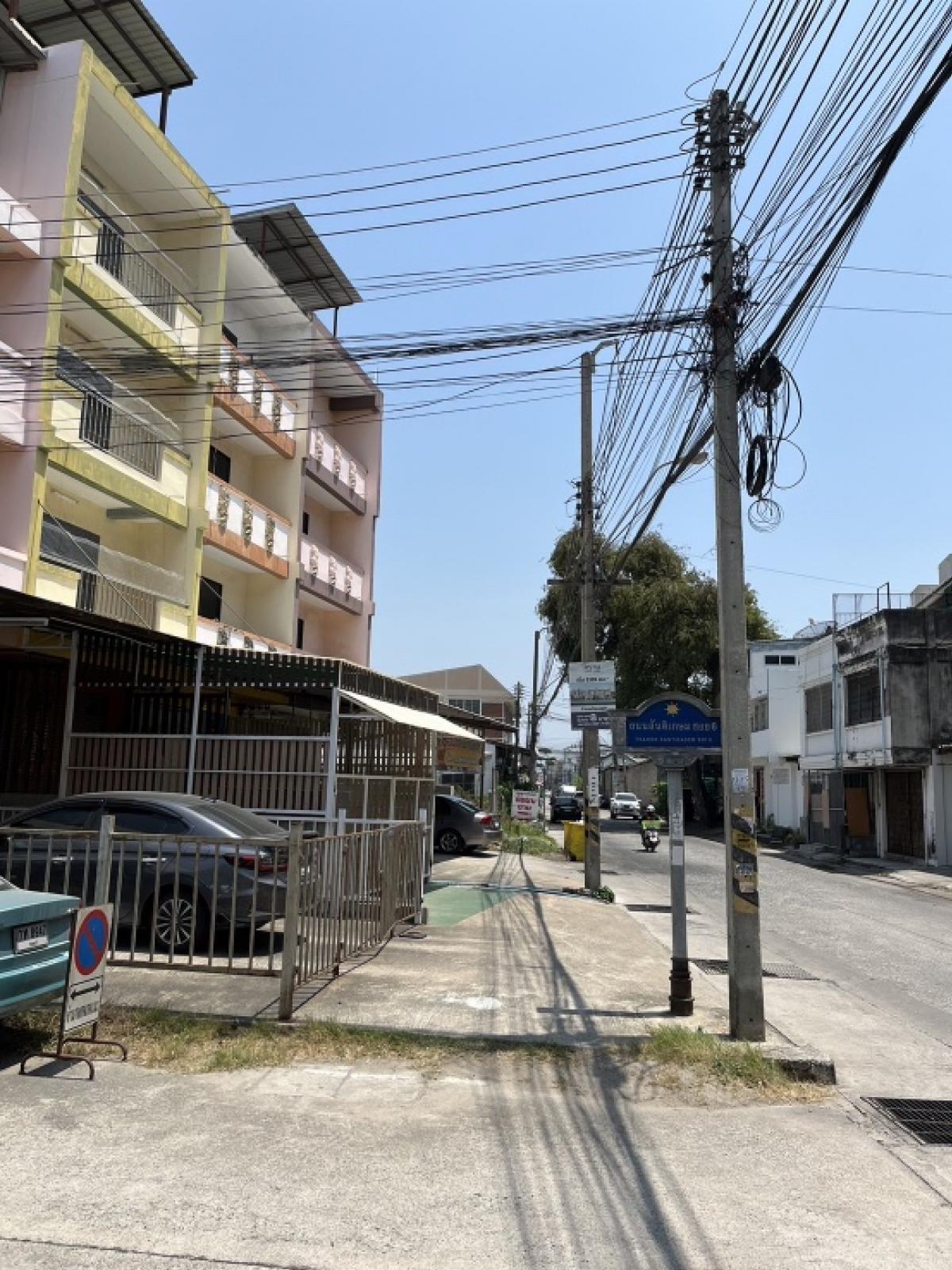 For SaleShop HousePattaya, Bangsaen, Chonburi : Commercial building for sale, 4 floors, location Nong Mon, Bang Saen, size 28 square meters, usable area 256 square meters, 6 bedrooms, 6 bathrooms, air conditioning in every room.