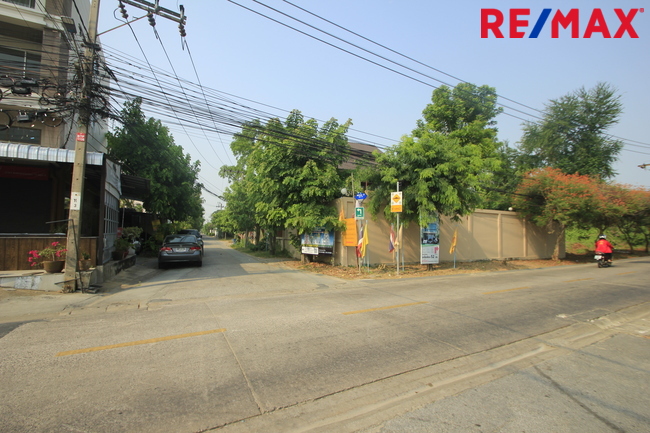 ขายที่ดินบางแค เพชรเกษม : ที่ดินเพชรเกษม77แยก4-1 ที่ถมแล้วมีกำแพงล้อมรอบ แปลงมุมติดคลอง หน้าวัดระฆังพรหมรังสี 181ตารางวา เหมาะสร้างบ้าน สำนักงาน หอพัก แถมแบบก่อสร้างฟรี 34,000/วา