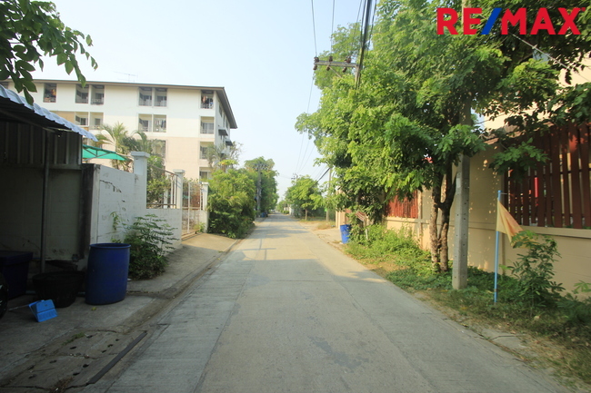 ขายที่ดินบางแค เพชรเกษม : ที่ดินเพชรเกษม77แยก4-1 ที่ถมแล้วมีกำแพงล้อมรอบ แปลงมุมติดคลอง หน้าวัดระฆังพรหมรังสี 181ตารางวา เหมาะสร้างบ้าน สำนักงาน หอพัก แถมแบบก่อสร้างฟรี 34,000/วา