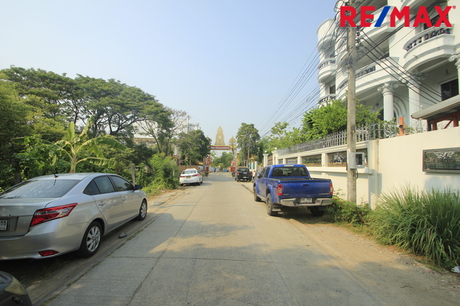 ขายที่ดินบางแค เพชรเกษม : ที่ดินเพชรเกษม77แยก4-1 ที่ถมแล้วมีกำแพงล้อมรอบ แปลงมุมติดคลอง หน้าวัดระฆังพรหมรังสี 181ตารางวา เหมาะสร้างบ้าน สำนักงาน หอพัก แถมแบบก่อสร้างฟรี 34,000/วา