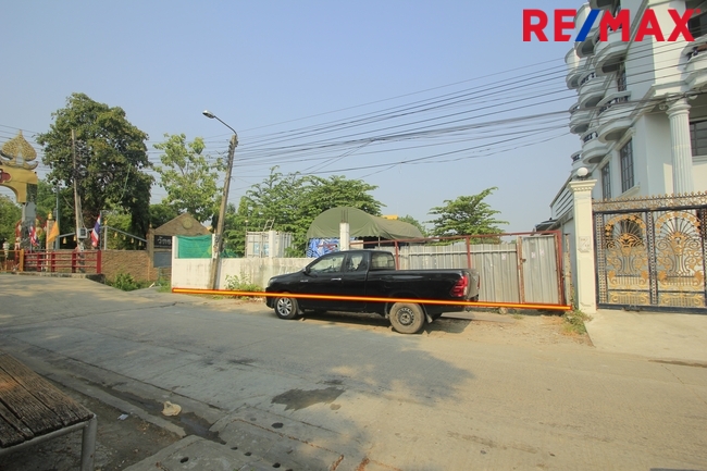 ขายที่ดินบางแค เพชรเกษม : ที่ดินเพชรเกษม77แยก4-1 ที่ถมแล้วมีกำแพงล้อมรอบ แปลงมุมติดคลอง หน้าวัดระฆังพรหมรังสี 181ตารางวา เหมาะสร้างบ้าน สำนักงาน หอพัก แถมแบบก่อสร้างฟรี 34,000/วา