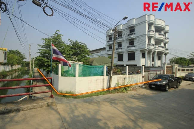 ขายที่ดินบางแค เพชรเกษม : ที่ดินเพชรเกษม77แยก4-1 ที่ถมแล้วมีกำแพงล้อมรอบ แปลงมุมติดคลอง หน้าวัดระฆังพรหมรังสี 181ตารางวา เหมาะสร้างบ้าน สำนักงาน หอพัก แถมแบบก่อสร้างฟรี 34,000/วา